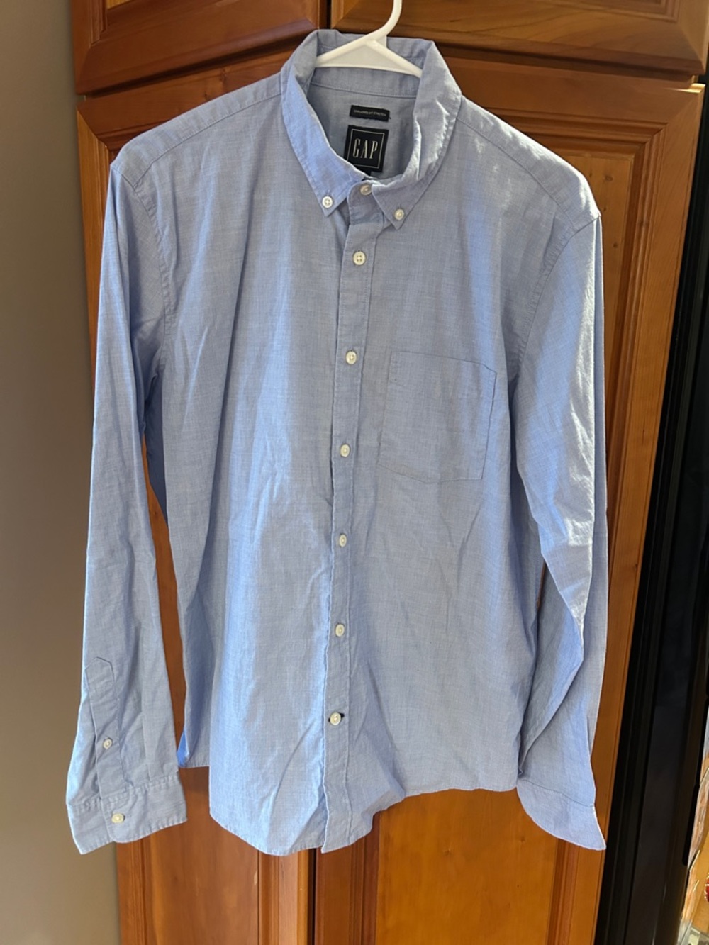 GAP Men’s UNTUCKED FIT STRETCH Light Blue Button-Down Shirt, size medium, blue
